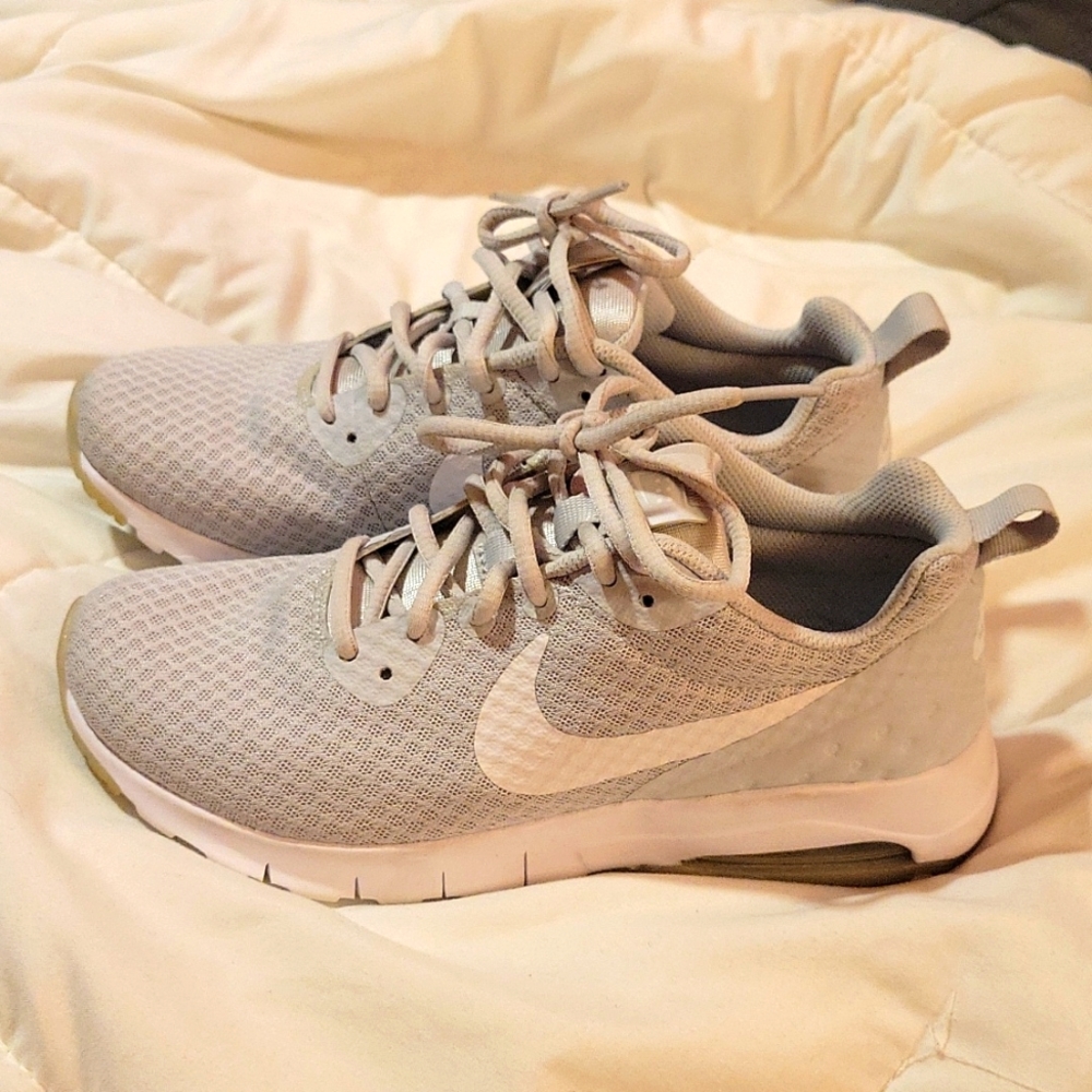 NIKE WOMENS SIZE 7